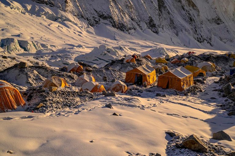 Imagini spectaculoase de pe Everest, traseul care le-a adus celor trei surori din Nepal un loc în cartea alpinismului