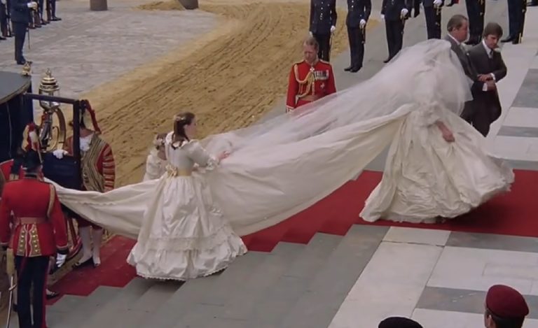 VIDEO Rochia de mireasă a Prințesei Diana, expusă pentru prima dată / Un motiv pentru a merge la Palatul Kesington, Londra