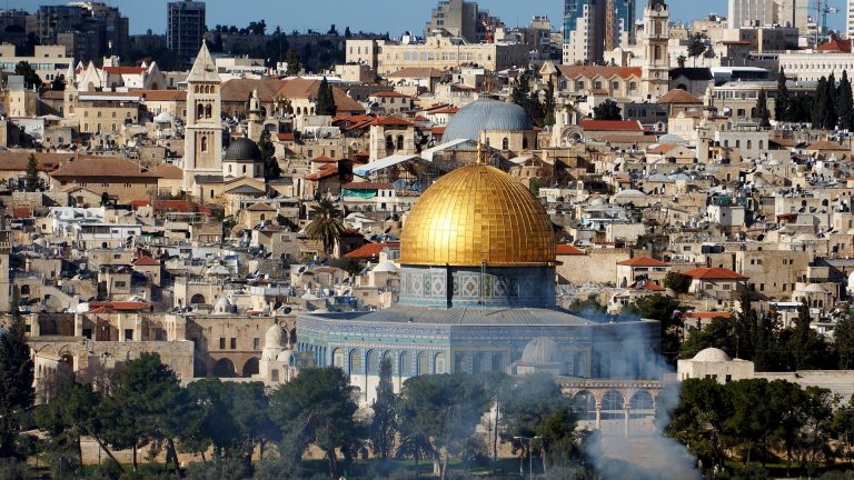 Israelul rămâne închis pentru turiștii străini până în august, din cauza creșterii cazurilor COVID.  Israelienii sunt sfătuiți să-și petreacă vacanța în țară