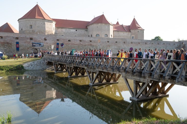 35 de noi stațiuni turistice de interes local, printre care orașul Dărmănești (Bacău), Ineu (Arad), zonele turistice din Caracal și Făgăraș. Lista completă