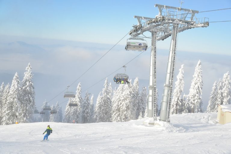 Începe sezonul de schi în Bușteni, iar în Poiana Brașov se deschid și pârtiile din partea inferioară a masivului Postăvarul