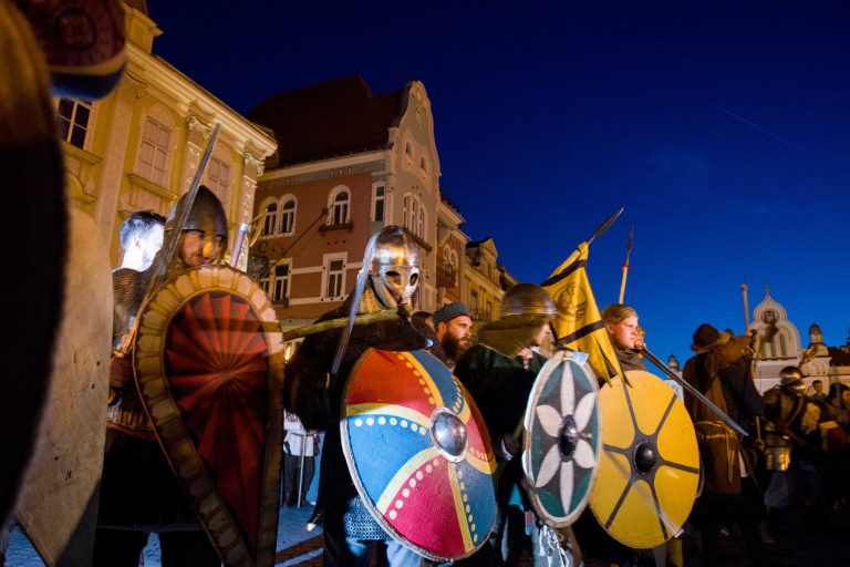 Cavaleri în armură, dansuri și Marele turnir în parcul Castelului Huniade din centrul Timișoarei. Programul celor 3 zile ale Festivalului Medieval