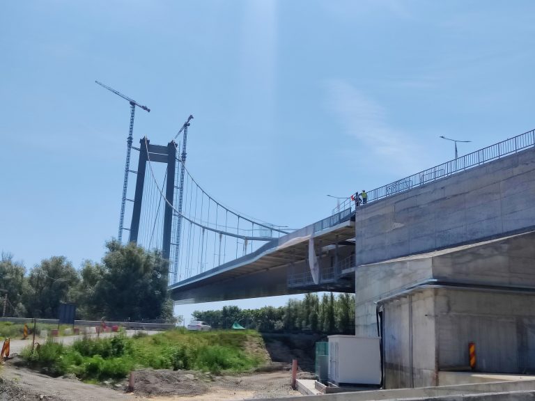 Reguli de circulație pe podul suspendat de la Brăila. Amenzi consistente pentru oprirea voluntară