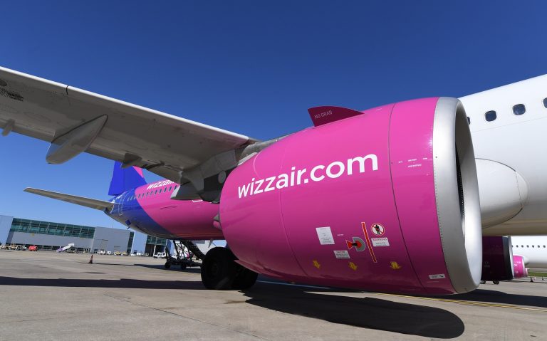 Wizz Air, clarificări în cazul zborurilor întârziate sau anulate: la o aşteptare de peste 5 ore, călătorii pot cere reprogramarea zborului sau rambursări  