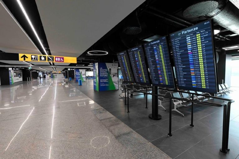 Confuzie privind greva de o zi din transportul aerian din Italia. Compania de aeroporturi anunță că ar putea fi grevă 4 ore  