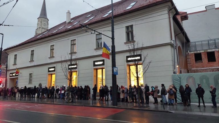 Lectura de dimineață: Închiderea Transalpinei e prilej de dispută și clujenii au stat la coadă să intre la muzeul deschis într-o casă de poveste