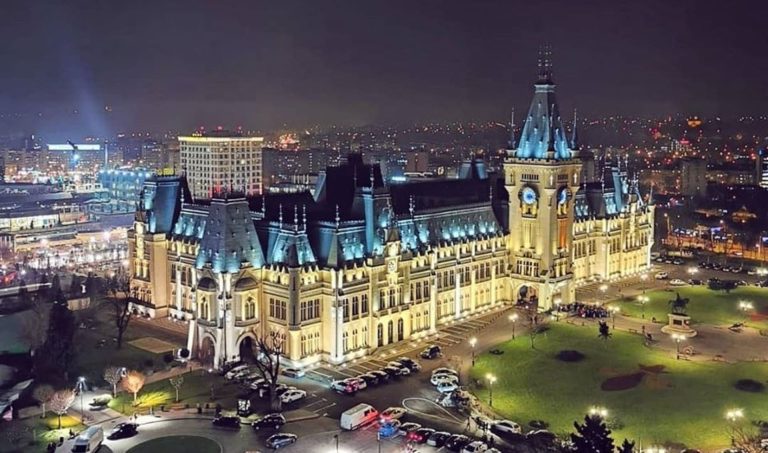 Lectura de dimineață: Palat din România, pe lista cu cele mai frumoase clădiri iluminate nocturn și „Oppenheimer” are 13 nominalizări la BAFTA